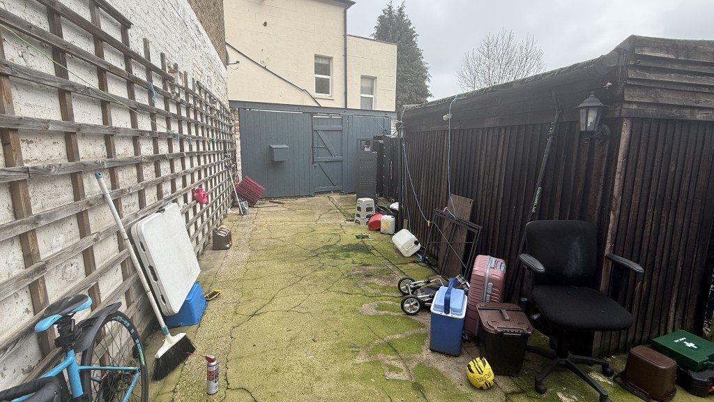 Lot: 116 - VACANT SPLIT-LEVEL MAISONETTE FOR INVESTMENT - External image of Courtyard